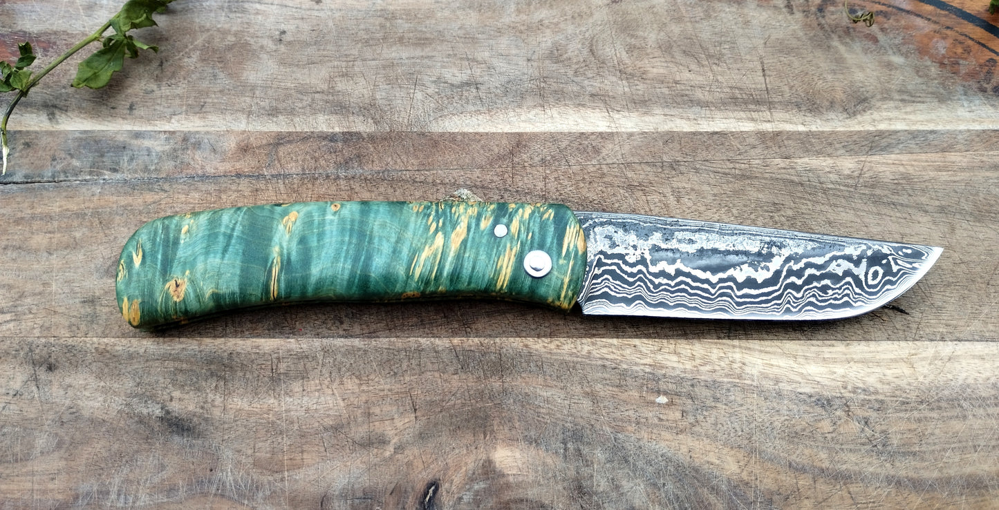 Couteau pliant piémontais lame forgée en acier damas 90mcv8 / 15n20 manche en érable stabilisé vert