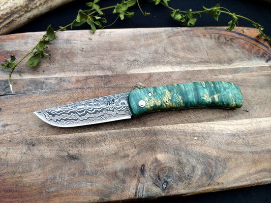 Couteau pliant piémontais lame forgée en acier damas 90mcv8 / 15n20 manche en érable stabilisé vert