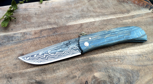 Couteau pliant piémontais lame forgée en acier damas 90mcv8 / 15n20 manche en hêtre bleu