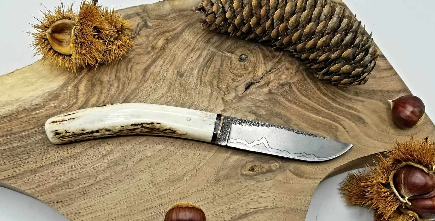 Couteau de table lame forgée en acier damas manche en bois de cerf cuir et noyer