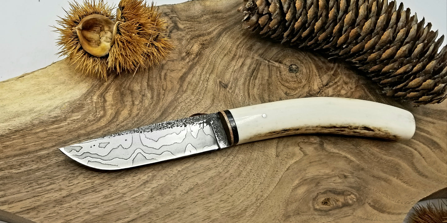 Couteau de table lame forgée en acier damas manche en bois de cerf cuir et noyer