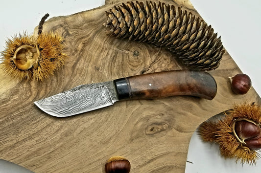 Couteau d'extérieur lame forgée en acier damas 90mcv8/15n20/xc75 manche en noyer, corne de buffle et cuir
