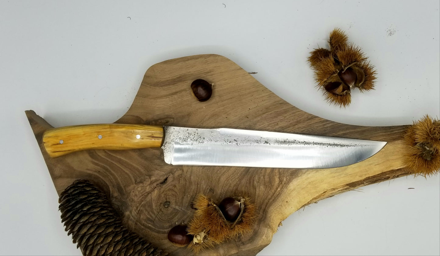 Couteau de cuisine pour la viande lame forgée en C130 et manche en buis