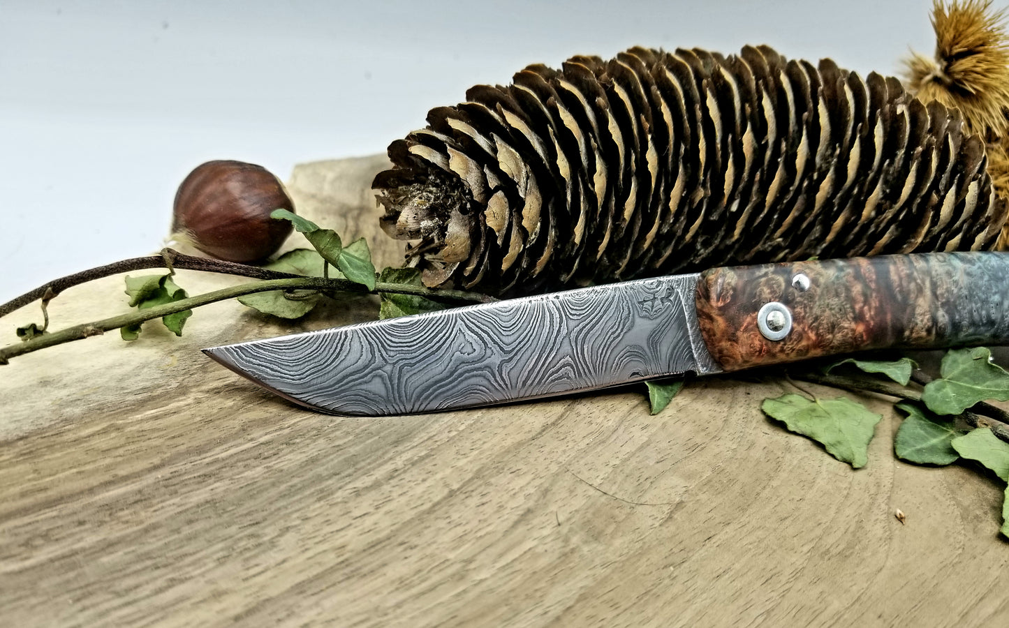 Couteau pliant piémontais lame forgé en damas manche en bois stabilisé teinté