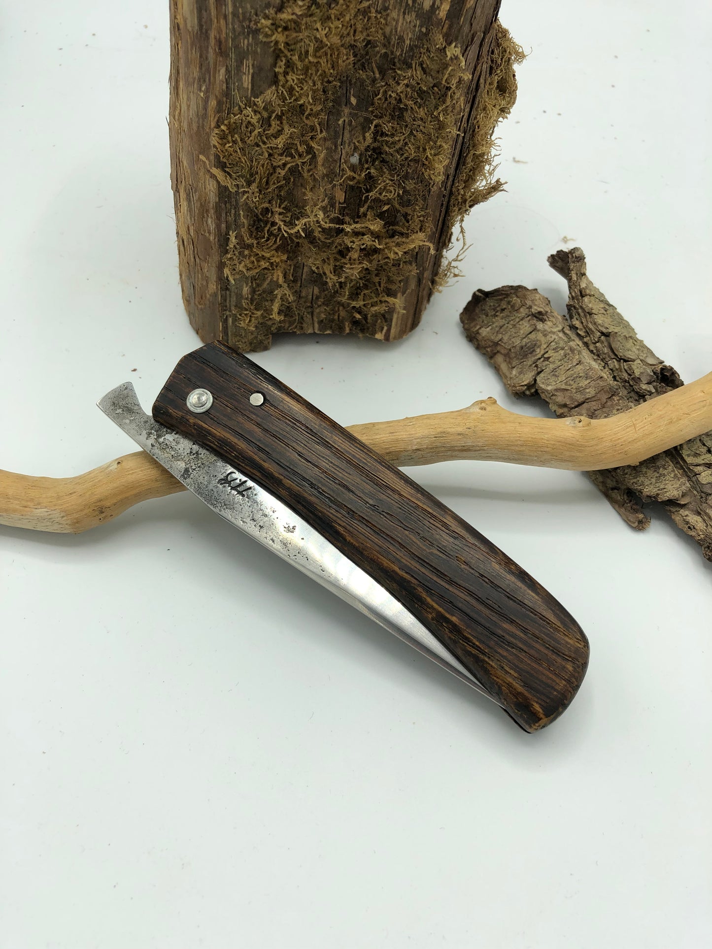 Couteau piémontais avec lame forgée en 100cr6 manche en chêne