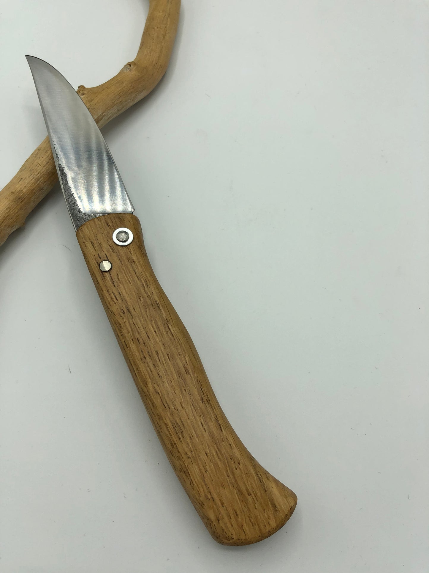 Couteau piémontais avec lame forgée 100cr6 manche en chêne