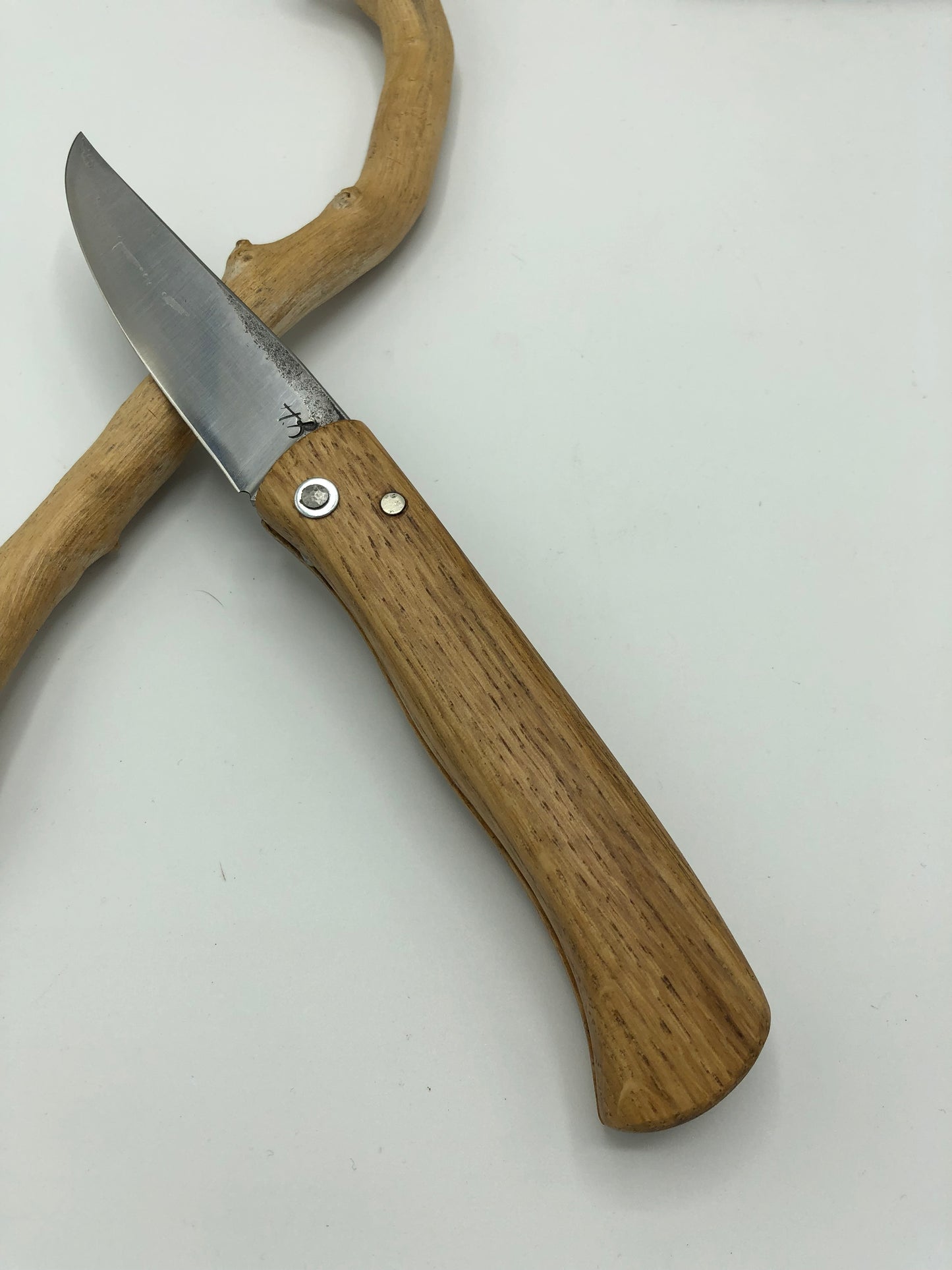 Couteau piémontais avec lame forgée 100cr6 manche en chêne