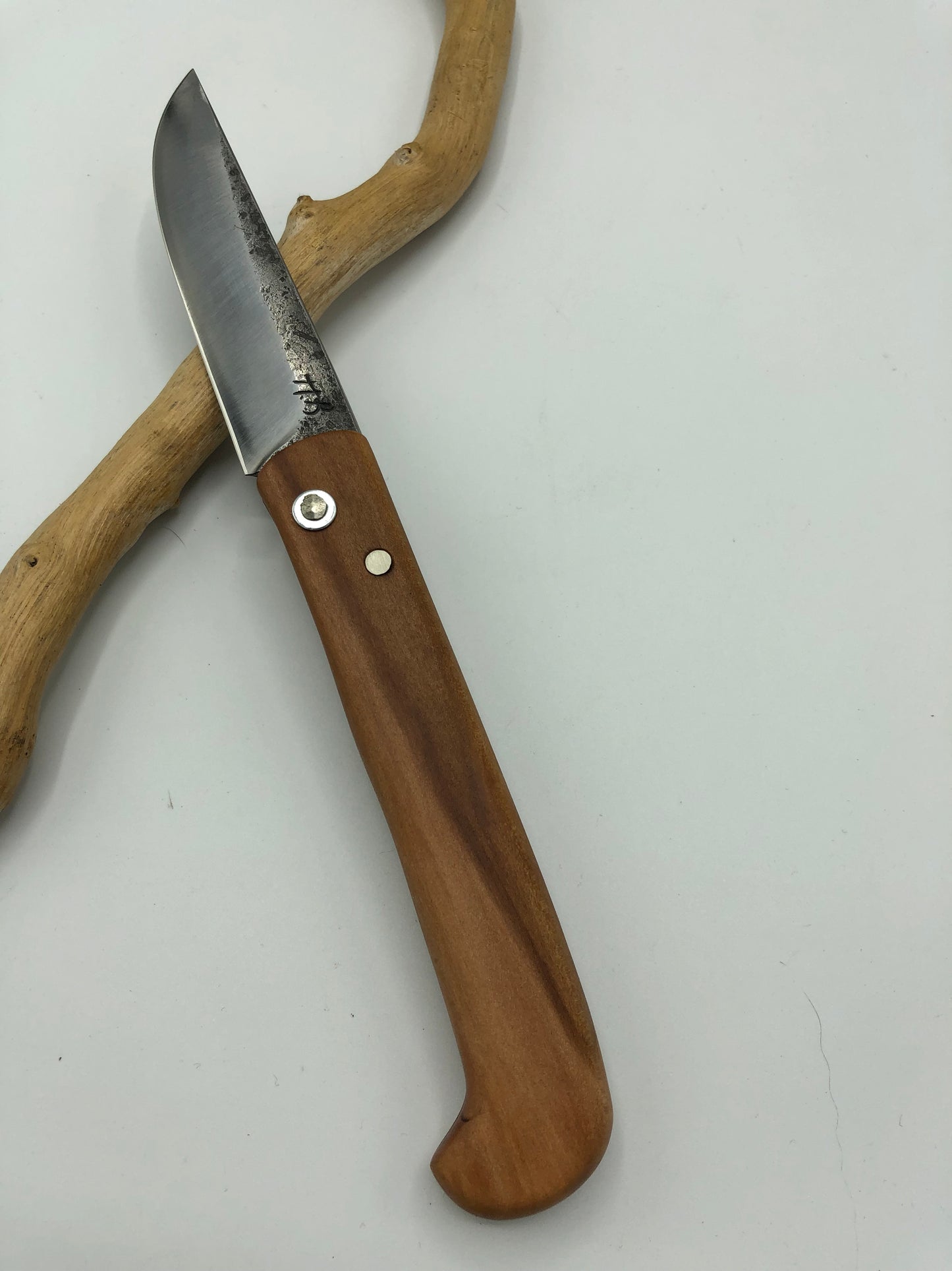 Couteau piémontais avec lame forgée 100cr6 manche en cerisier