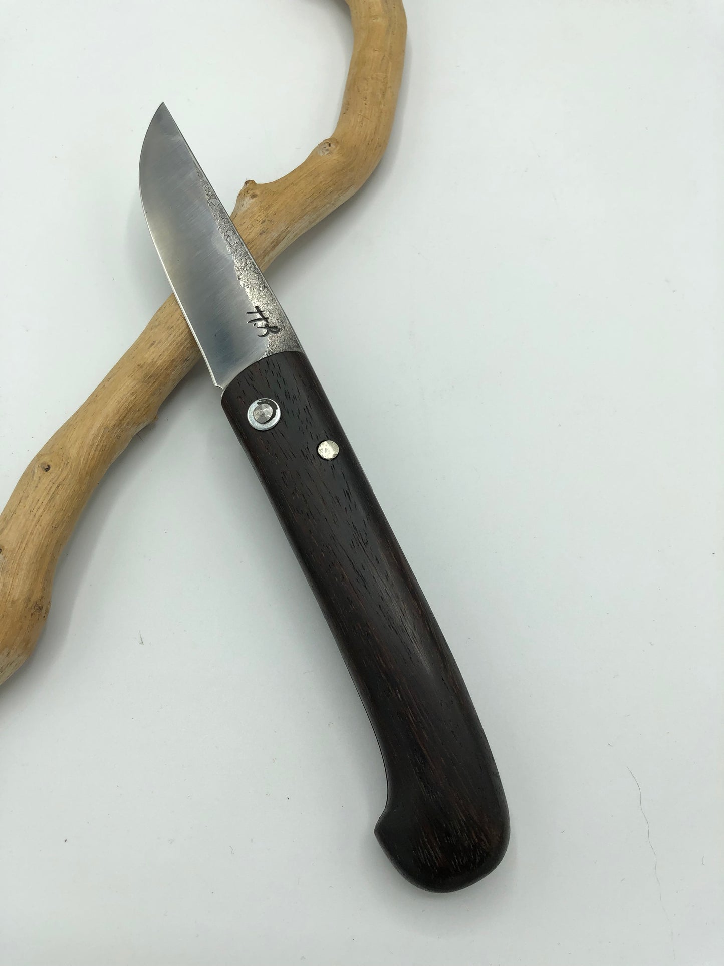 Couteau piémontais avec lame forgée en 100cr6 manche en palissandre